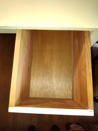 Desk with 3 pull-out drawers in good condition 2
