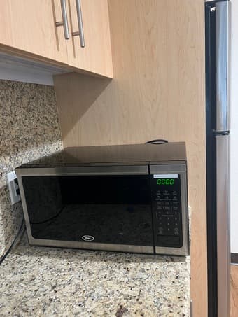 Oster 1000W Microwave 1