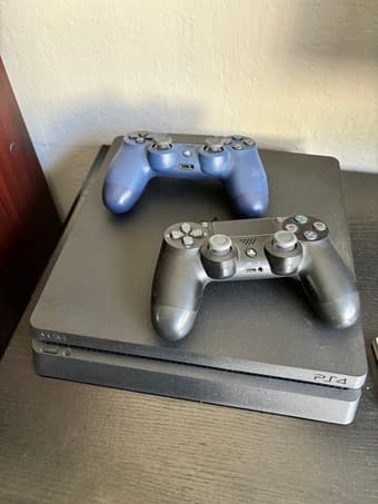 PS4 Slim 1TB + 2 Joypads 1