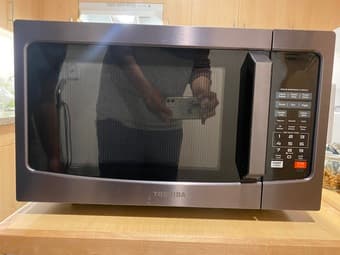Toshiba 1550W Microwave Oven 1