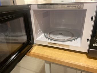 Toshiba 1550W Microwave Oven 2