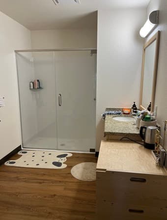 Clean, Modern, Spacious Summer Sublet: EVGR Premium Double Apartment 3