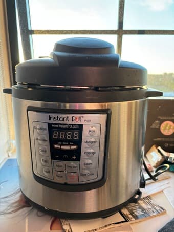 Gently Used Instant Pot Pressure Cooker 1