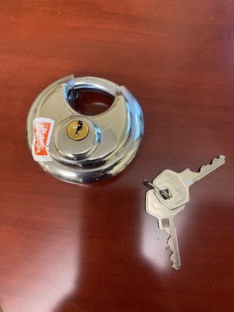 Free like-new heavy duty lock with set of 2 keys 1