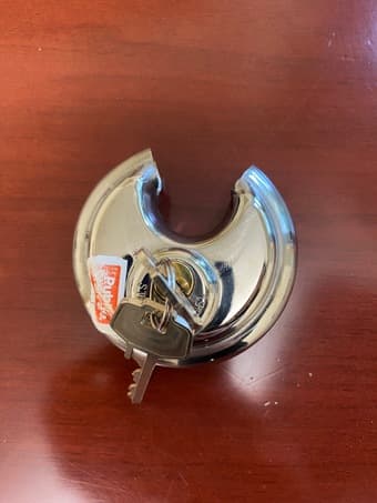 Free like-new heavy duty lock with set of 2 keys 2