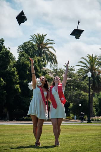 EXPERIENCED PHOTOGRAPHER FOR GRAD SESSIONS 1