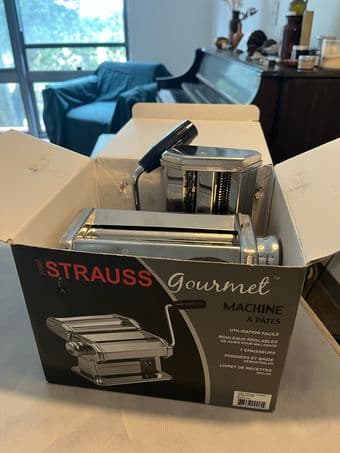 Manual pasta maker machine 1