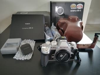 Mint Olympus E-M1 siliver with leather case 1