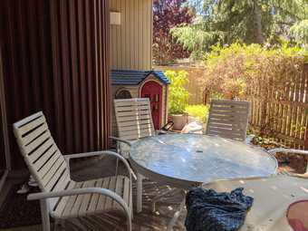 Patio (round table) and 4 chairs set 1