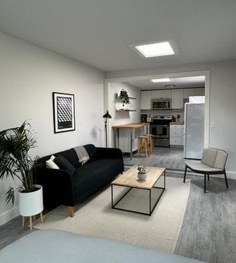 Brand new Studio in Oakland available - June 1