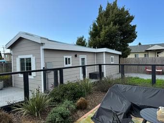 Brand new Studio in Oakland available - June 4
