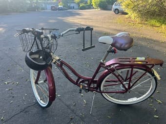 Selling commuter bike for someone 5'5". Includes helmet/lock/lights 1