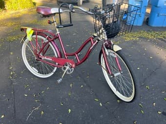 Selling commuter bike for someone 5'5". Includes helmet/lock/lights 2
