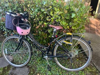 Selling commuter bike for someone 5'5". Includes helmet/lock/lights 1