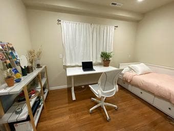 Private room with en-suite bathroom in 3b3b townhouse in Redwood City 1