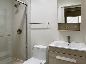 Private room with en-suite bathroom in 3b3b townhouse in Redwood City 2
