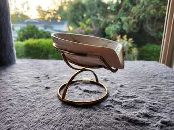 Leaf-Shaped Ceramic Soap Dish with Drain 1