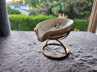 Leaf-Shaped Ceramic Soap Dish with Drain 3