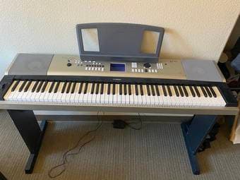 Yamaha 88 Key Piano + stand + sound pedal 1