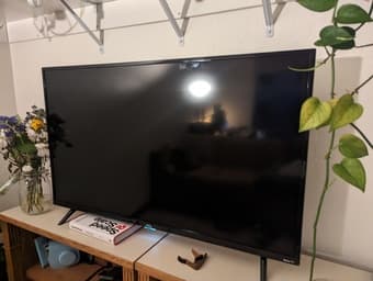 TCL Roku TV 43" and wall-mount 1