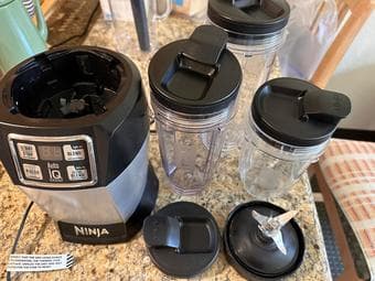 Graduation sell: Ninja Blender with cups 1