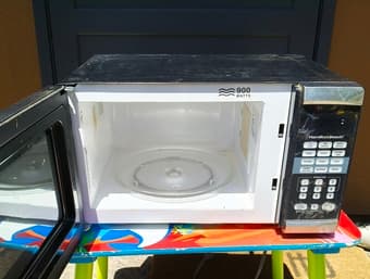 Hamilton Beach 900 Watts Microwave Oven 1