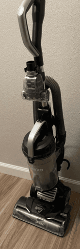 stand-up vacuum with attachments 1