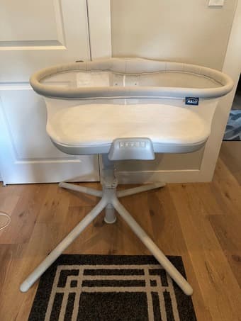 HALO BassiNest with upgraded mattress in excellent condition 1