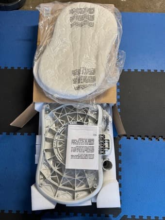 HALO BassiNest with upgraded mattress in excellent condition 2