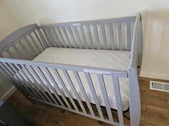 Dining table with 6 chairs and baby crib with mattress 3