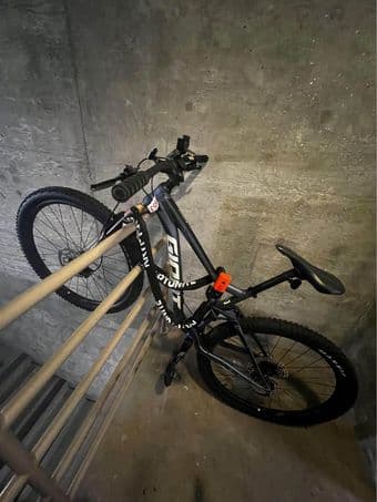 Giant Stance 2 Mountain Bike w Kryptonite Evolution Chain Lock 1