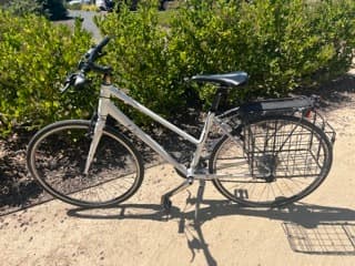 WOMENS HYBRID BIKE W/ BASKET -- IDEAL FOR 5' 0' - 5' 5" 1