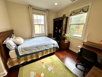 On-campus furnished bedroom in a beautiful house available 8/12 2