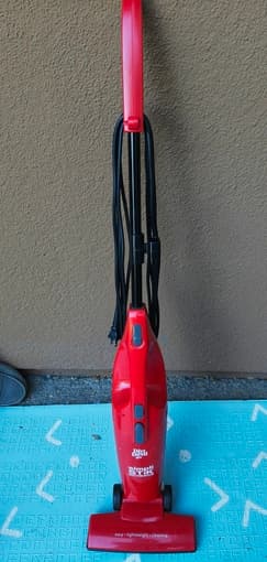 Dirt Devil Simpli-Stik Lightweight Vacuum 1