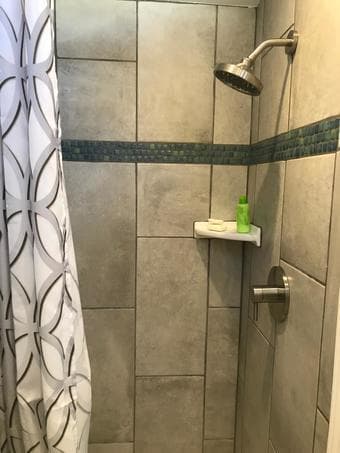 Adorable studio pool house available (08/01) 4