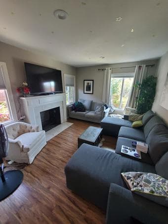 4B 3bath, house, Aug 1 or Sept 1, 3 Stanford postdocs 1