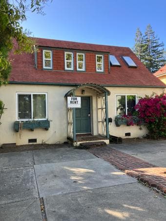Room in house on Stanford Avenue 1