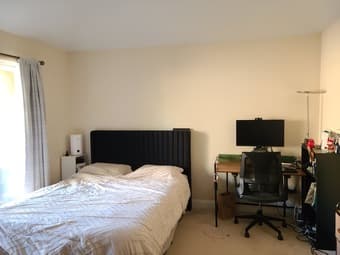 Room with private bath available in 4BR House (Mountain View) 1