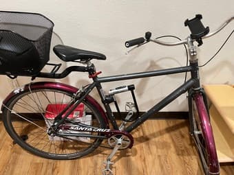 Bike with basket, helmet, u-lock and phone-holder 1