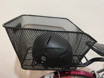 Bike with basket, helmet, u-lock and phone-holder 2