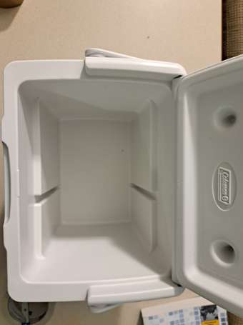 Selling Coleman 8.5 L cooler 2