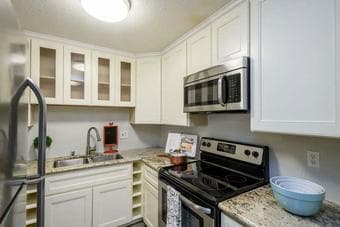 Private bedroom and bathroom available in 2bd/2ba - $1,600 4
