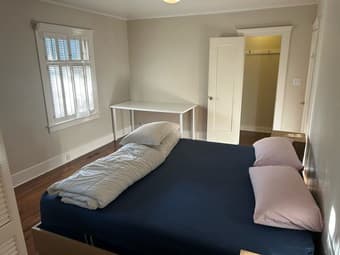 Full Master Bedroom & Bathroom in Menlo Park Home Managed by Grad Stud 2