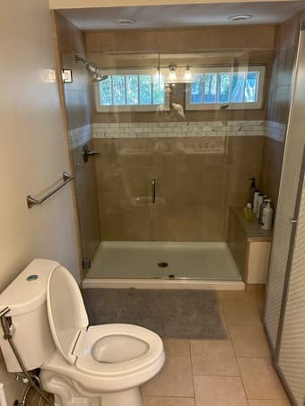 Full Master Bedroom & Bathroom in Menlo Park Home Managed by Grad Stud 4