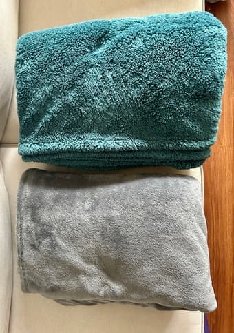 2 large plush blankets - in great condition 1