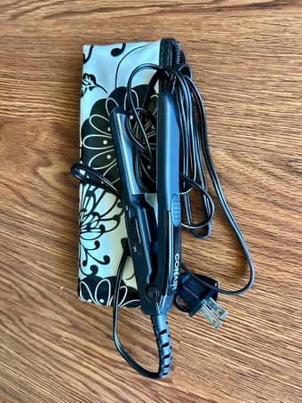 Conair 1/2” ceramic straightener 1