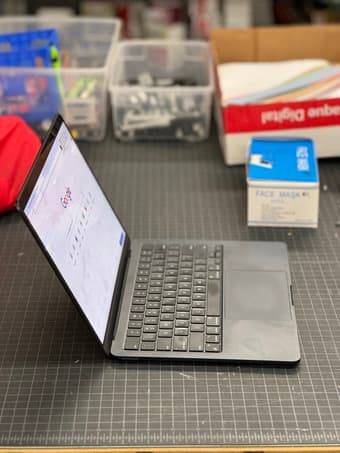 MacBook Air M2, 13" (16 GB ram, 256 GB SSD) Great Condition 1