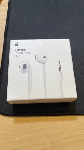 Apple EarPods Headphones with 3.5mm Plug 1