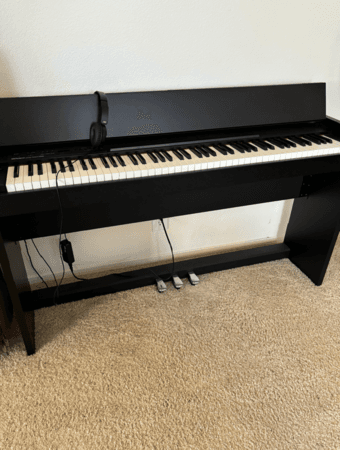 Roland F-140R Digital Piano 1