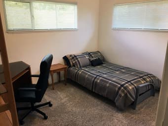 Furnished Bedroom Walking Distance to Campus (utils incl) 1